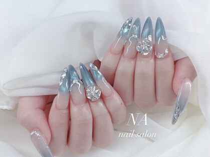 心斎橋ネイルサロン NA nail salon｜アートネイル ブルーグレーグラデ シルバーホイル ビッグビジュー 長さ出し
